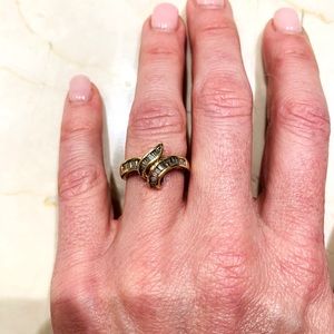 18k 750 ring. 1 carat of baguette 💍 diamonds. Very pretty.